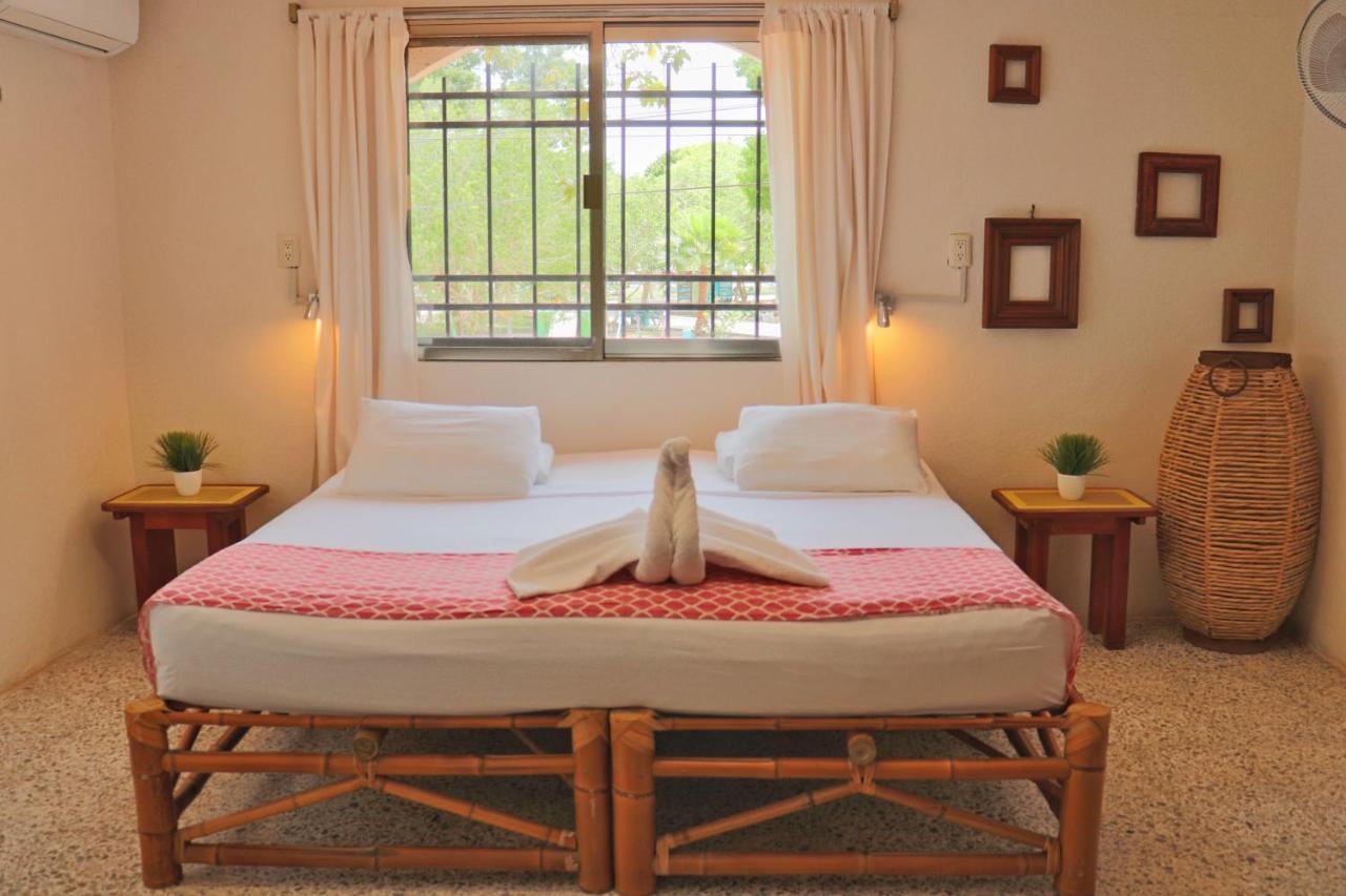 Hostal & Suites Pata De Perro Bacalar Exteriör bild